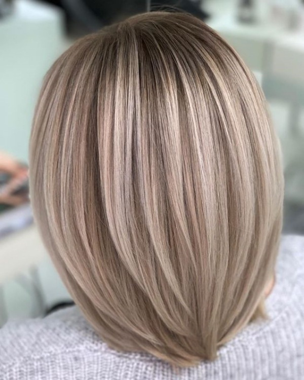 Bem na foto: Corte médio para cabelos lisos