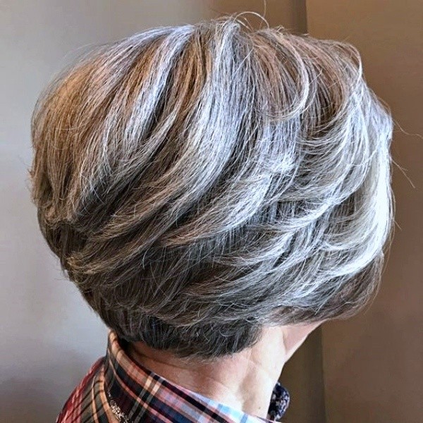 Bem na Foto: Corte para cabelos grisalhos ou brancos lisos