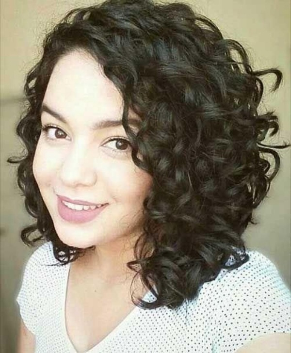 Cabelos médios com cachos: 18 cortes para te inspirar!