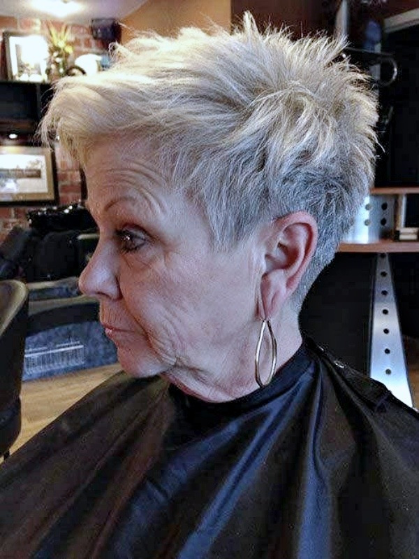 Corte para cabelos brancos ou grisalhos lisos