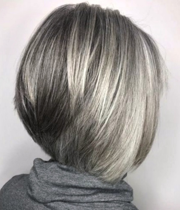 Corte para cabelos brancos ou grisalhos lisos