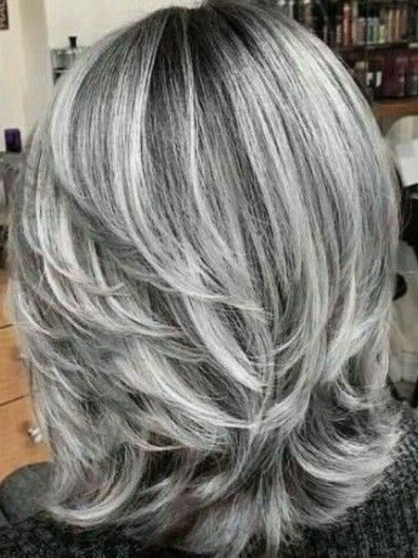 Corte para cabelos brancos ou grisalhos lisos