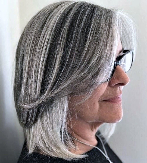 Corte para cabelos brancos ou grisalhos lisos