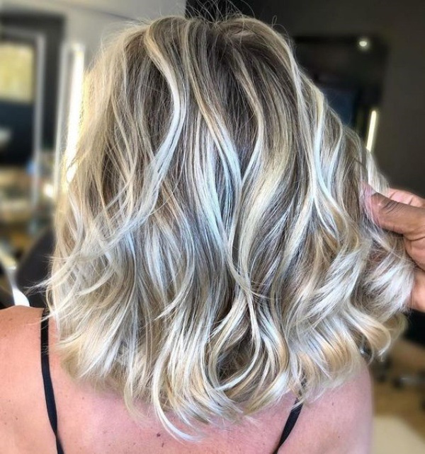 22 Ideias de corte de cabelo liso médio