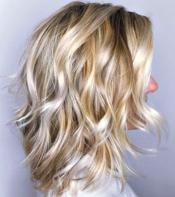 22 Ideias de corte de cabelo liso médio