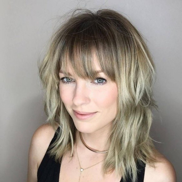 22 Ideias de corte de cabelo liso médio
