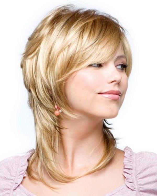 22 Ideias de corte de cabelo liso médio