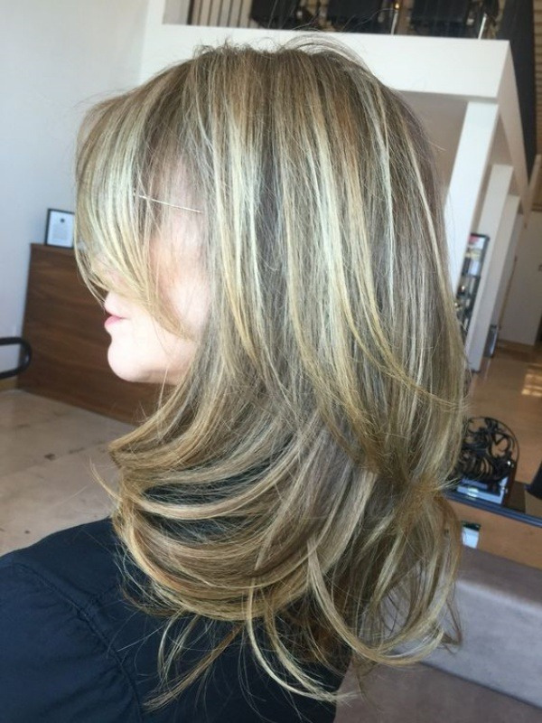 22 Ideias de corte de cabelo liso médio