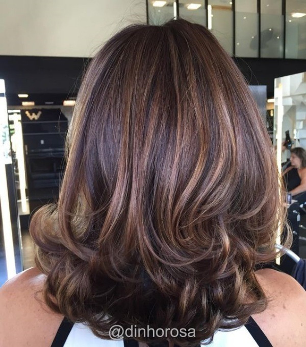 22 Ideias de corte de cabelo liso médio