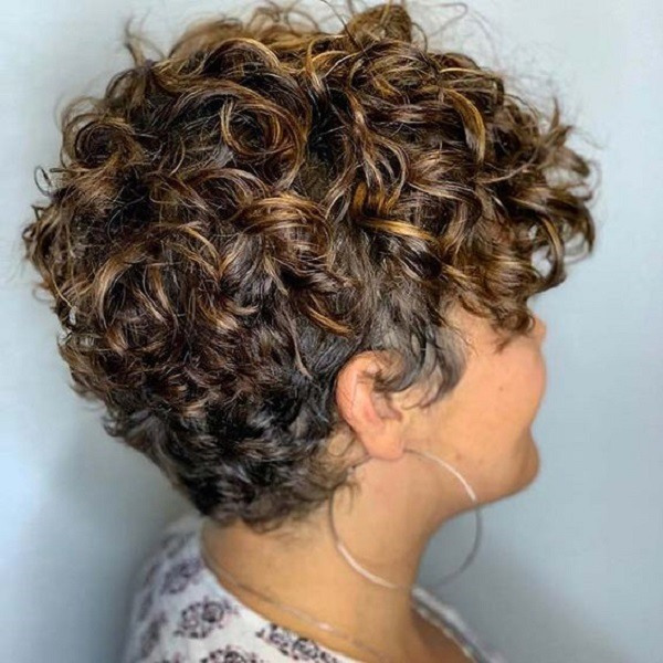 15 Ideias de corte de cabelos encaracolados para senhoras