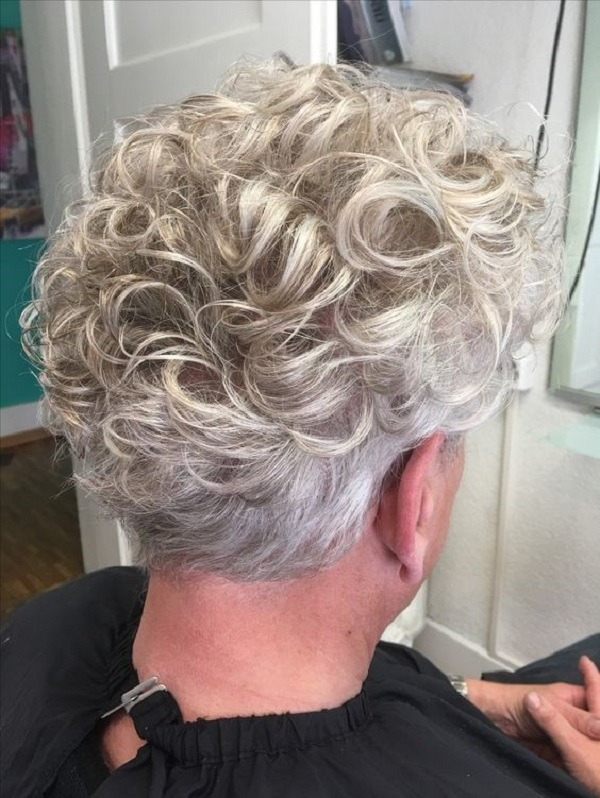 15 Ideias de corte de cabelos encaracolados para senhoras