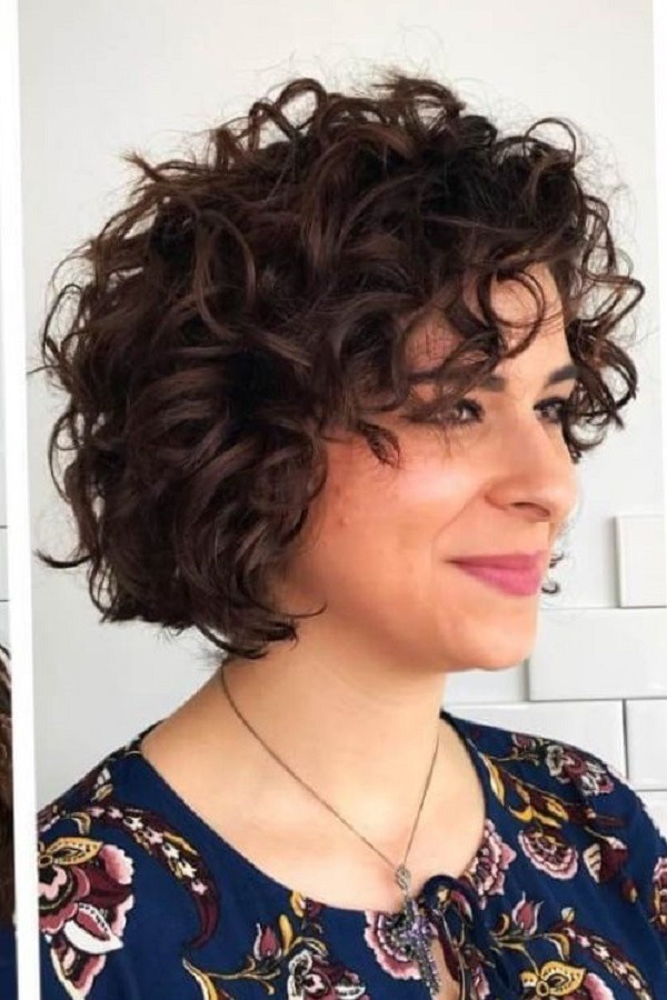 15 Ideias de corte de cabelos encaracolados para senhoras