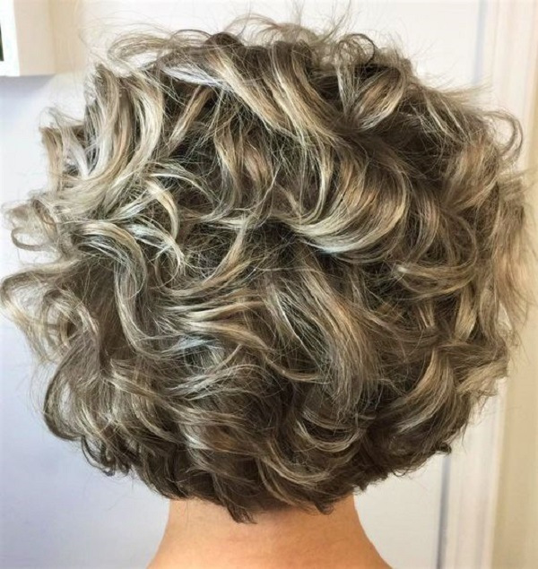 15 Ideias de corte de cabelos encaracolados para senhoras