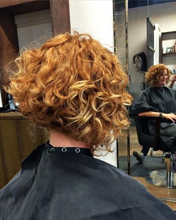 Bem na Foto: +19 Ideias de corte para cabelos curtos cacheados