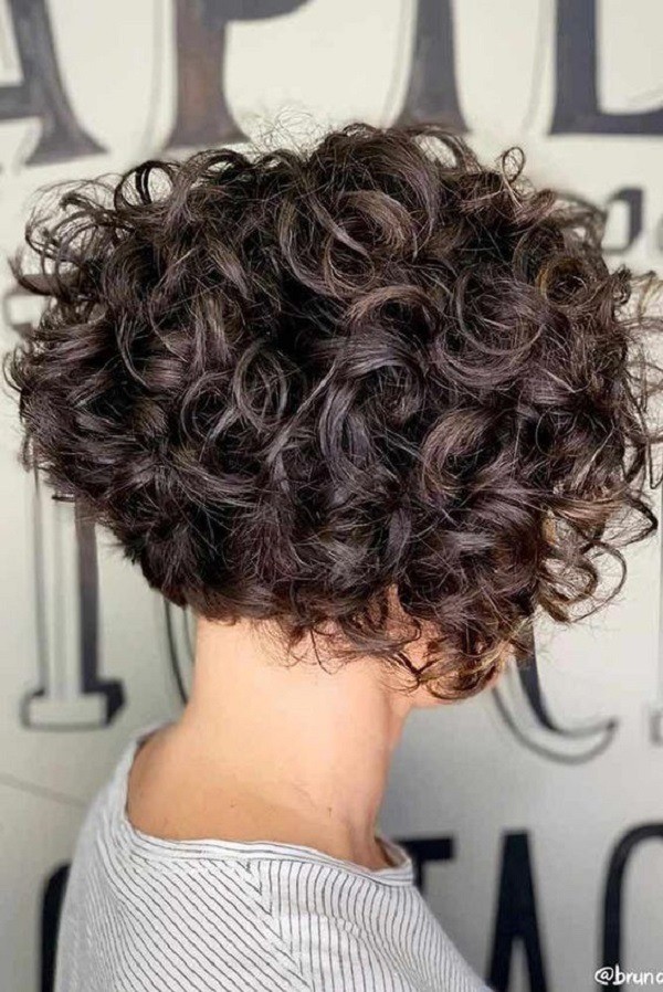Bem na Foto: +19 Ideias de corte para cabelos curtos cacheados
