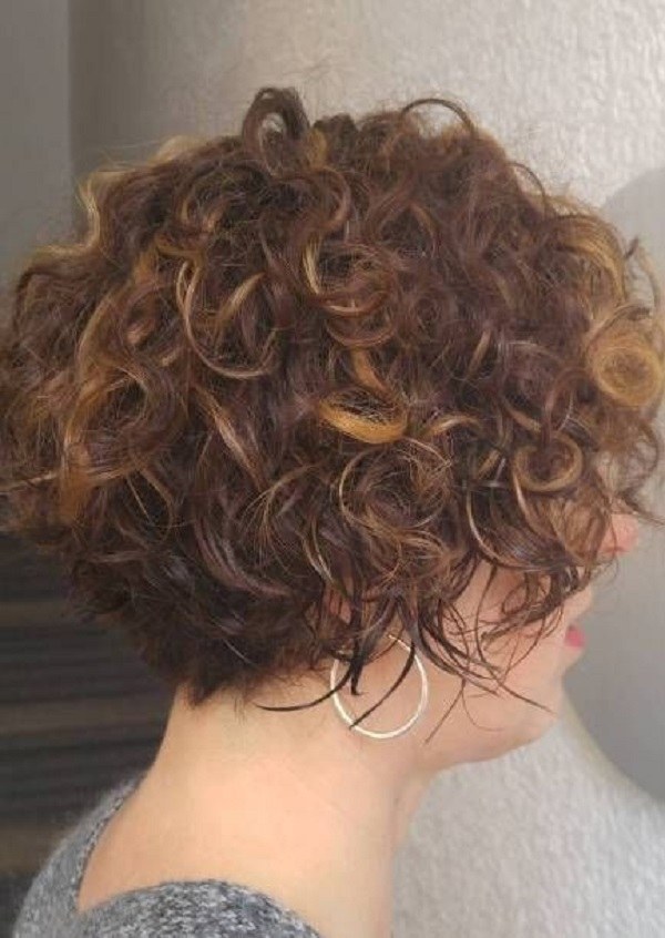 Bem na Foto: +19 Ideias de corte para cabelos curtos cacheados