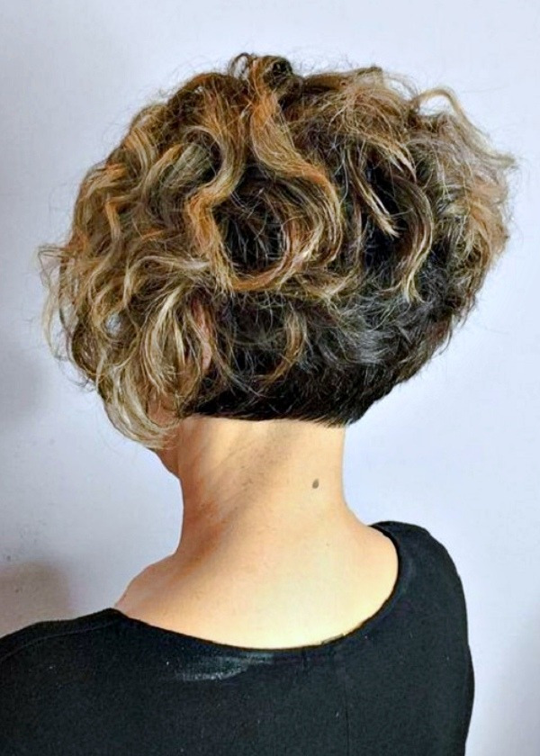 Bem na Foto: +19 Ideias de corte para cabelos curtos cacheados