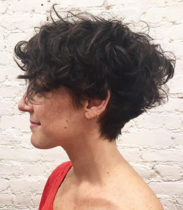 Bem na Foto: +19 Ideias de corte para cabelos curtos cacheados