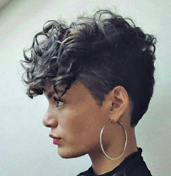 Bem na Foto: +19 Ideias de corte para cabelos curtos cacheados