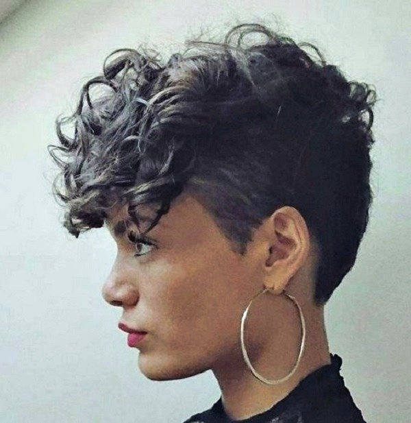 Bem na Foto: +19 Ideias de corte para cabelos curtos cacheados