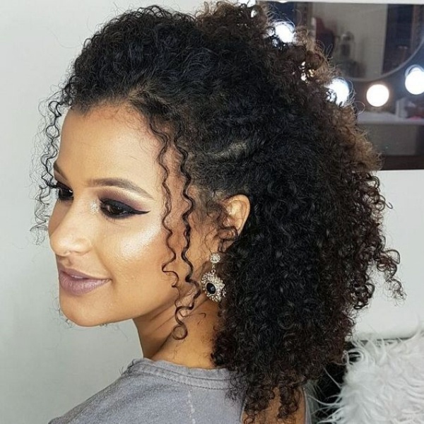 Bem na foto: Penteados de festa para cabelos cacheados