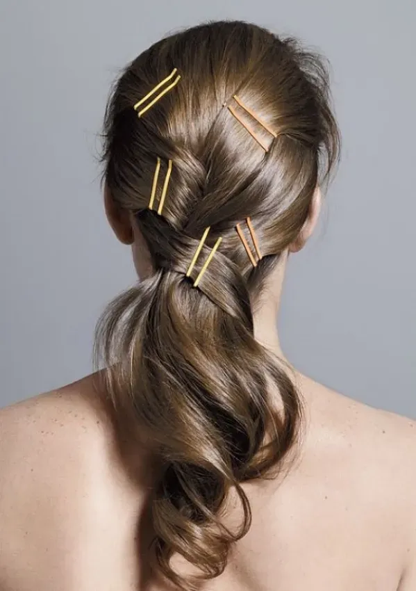Penteados fáceis para cabelos longos com grampos de cabelo