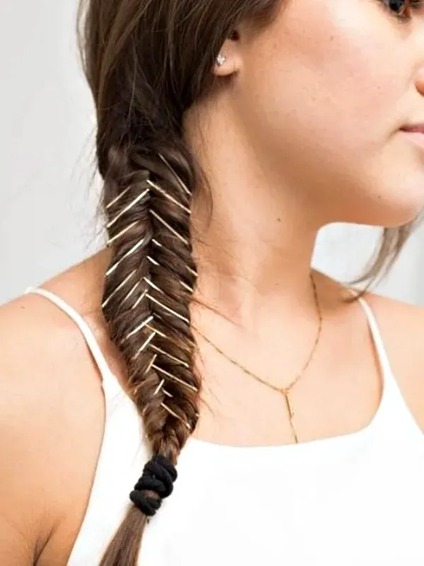 Penteados fáceis para cabelos longos com grampos de cabelo