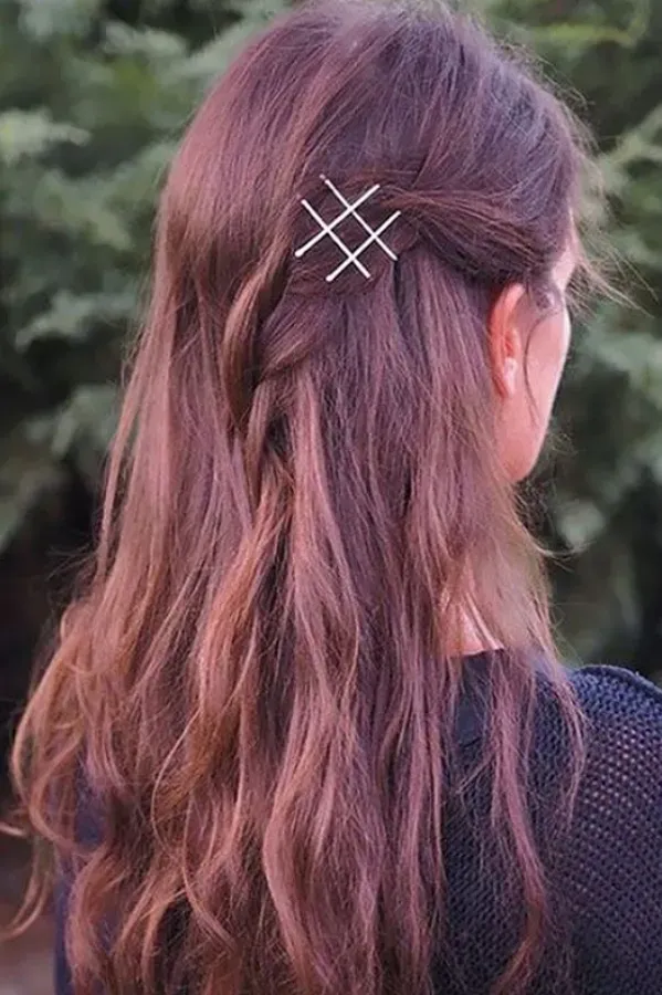 Penteados fáceis para cabelos longos com grampos de cabelo