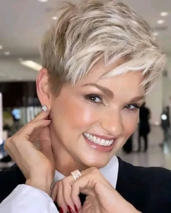Bem na foto: Corte curto para cabelos volumosos para senhoras