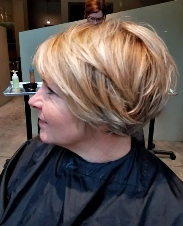 Bem na foto: Corte curto para cabelos volumosos para senhoras