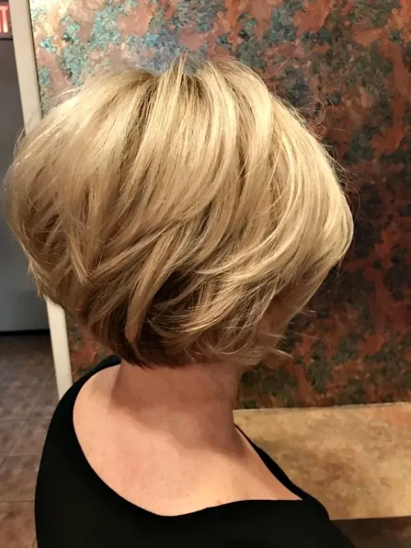 Bem na foto: Corte curto para cabelos volumosos para senhoras