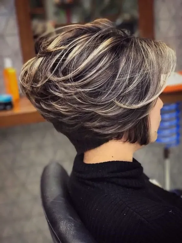 Bem na foto: Corte curto para cabelos volumosos para senhoras