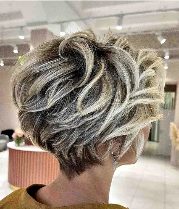 Bem na foto: Corte curto para cabelos volumosos para senhoras