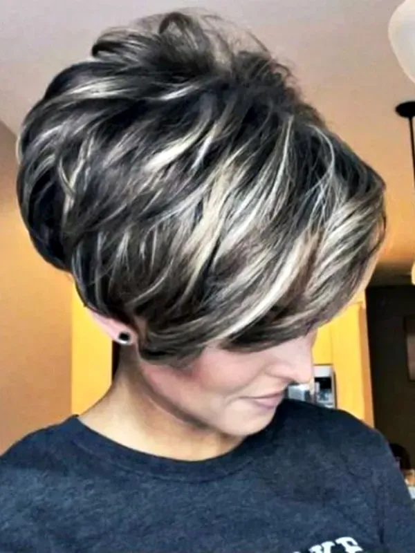 Bem na foto: Corte curto para cabelos volumosos para senhoras