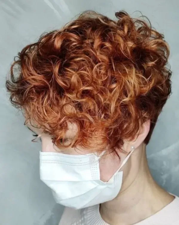 Bem na foto: Corte curto para cabelos volumosos para senhoras