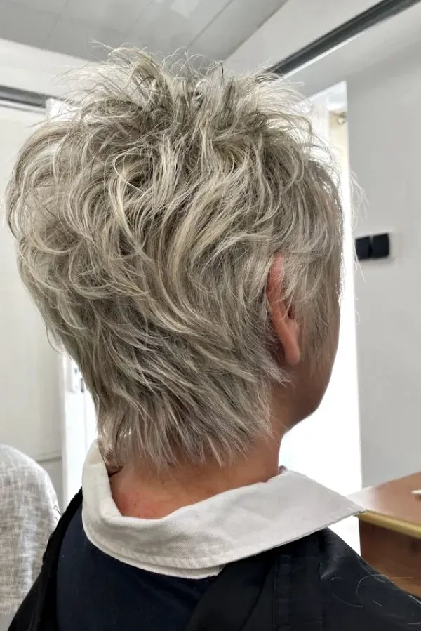Bem na foto: Corte curto para cabelos volumosos para senhoras
