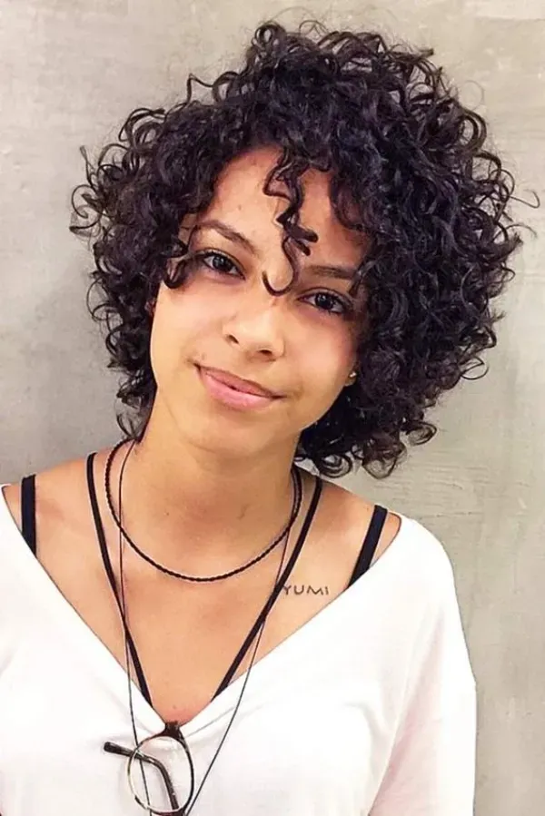Bem na Foto: Corte médio para cabelos com cachos
