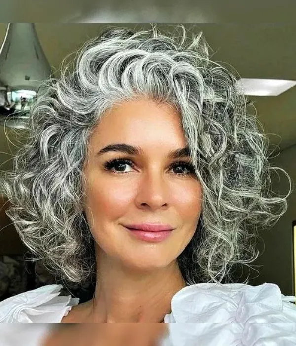 Bem na Foto: Corte médio para cabelos com cachos