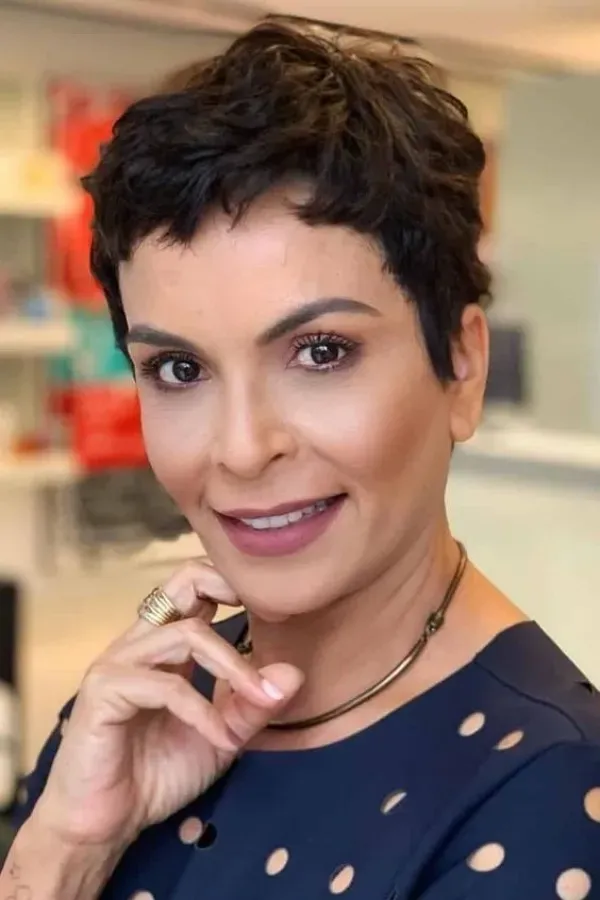 Elegância em Cachos: Cortes de Cabelo Cacheado para Mulheres Maduras