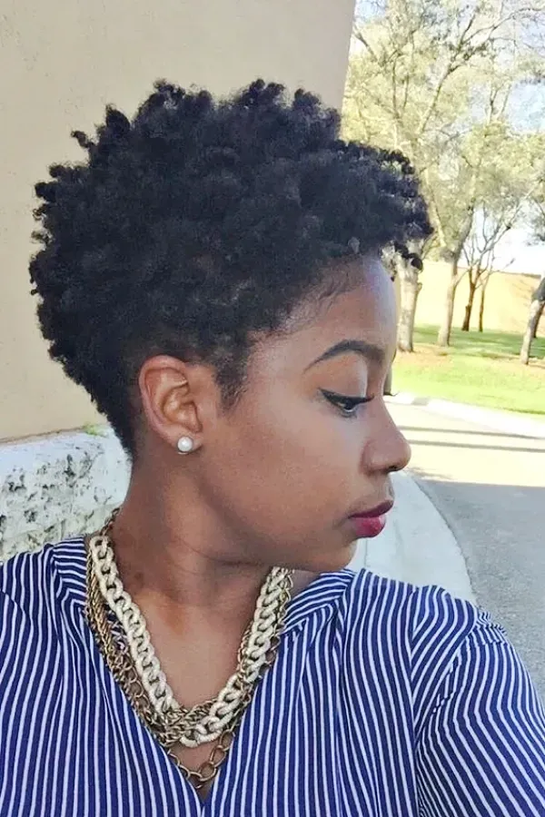 Elegância em Cachos: Cortes de Cabelo Cacheado para Mulheres Maduras