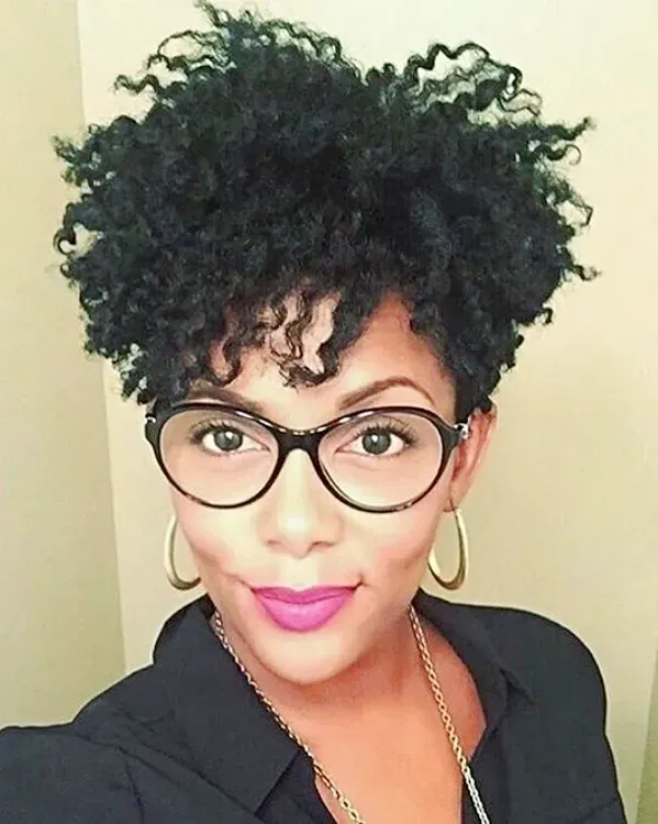 Elegância em Cachos: Cortes de Cabelo Cacheado para Mulheres Maduras