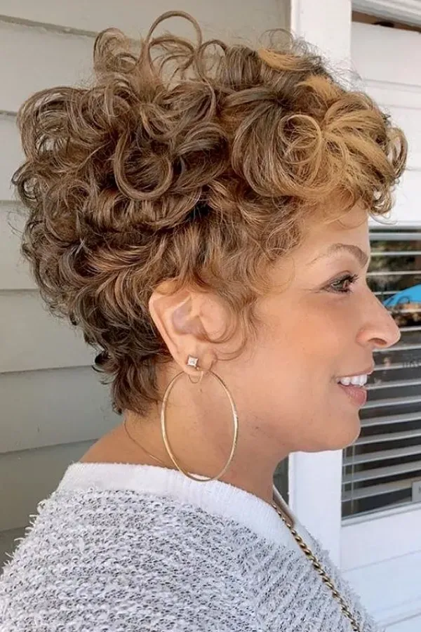 Elegância em Cachos: Cortes de Cabelo Cacheado para Mulheres Maduras