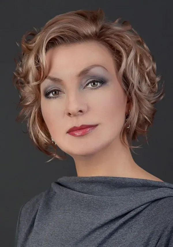Elegância em Cachos: Cortes de Cabelo Cacheado para Mulheres Maduras