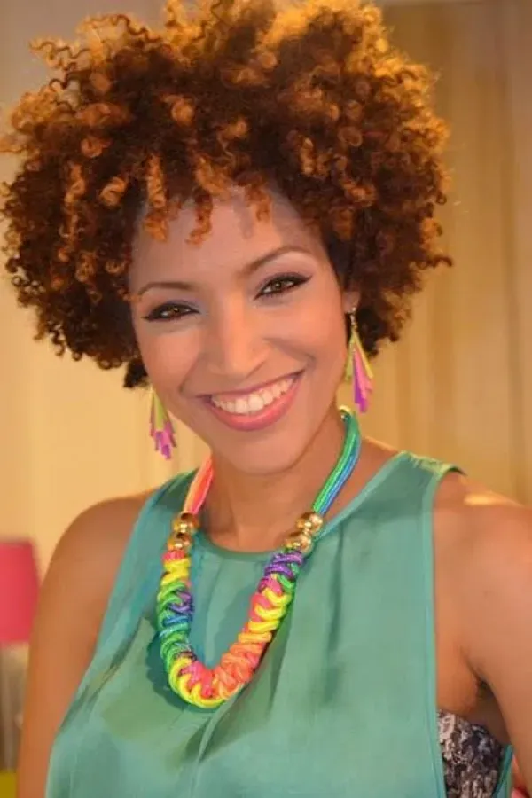 Elegância em Cachos: Cortes de Cabelo Cacheado para Mulheres Maduras