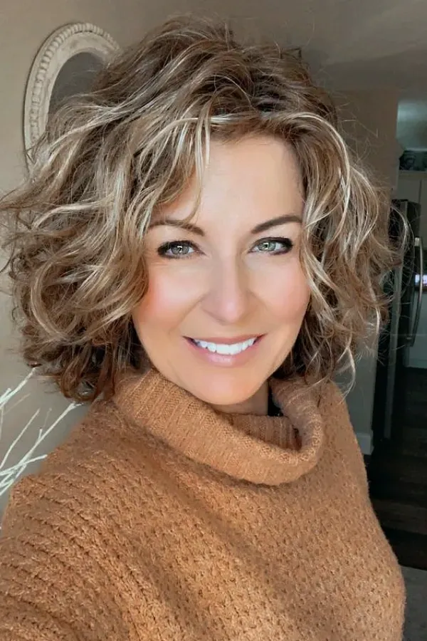Elegância em Cachos: Cortes de Cabelo Cacheado para Mulheres Maduras