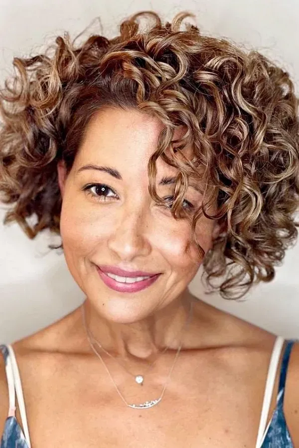 Elegância em Cachos: Cortes de Cabelo Cacheado para Mulheres Maduras
