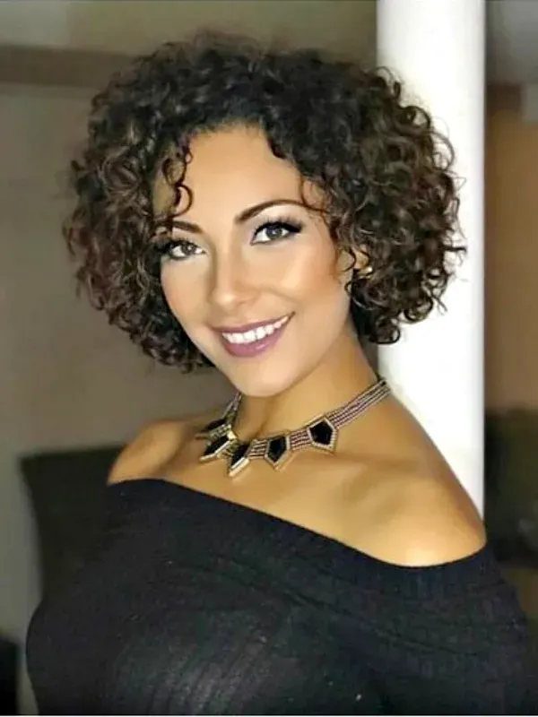 Elegância em Cachos: Cortes de Cabelo Cacheado para Mulheres Maduras