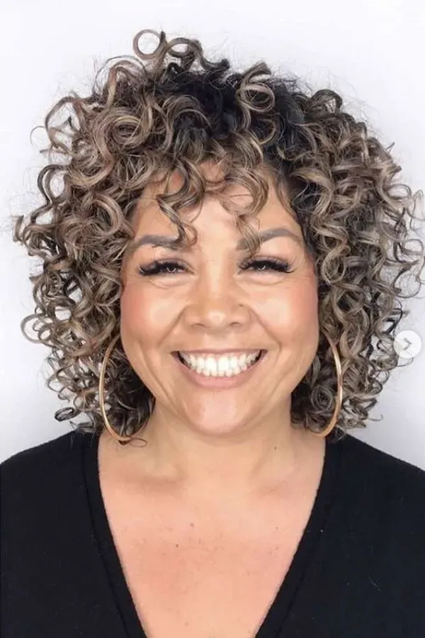 Elegância em Cachos: Cortes de Cabelo Cacheado para Mulheres Maduras