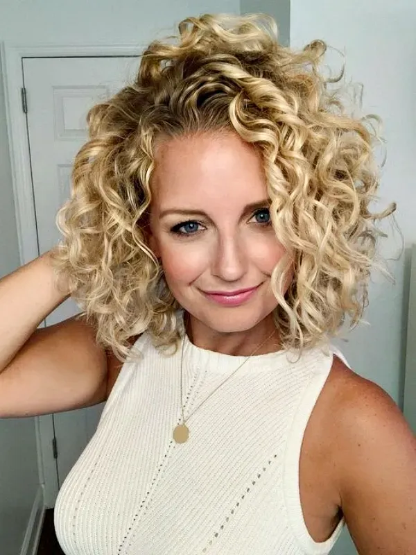 Elegância em Cachos: Cortes de Cabelo Cacheado para Mulheres Maduras