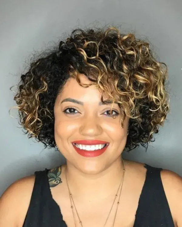 Elegância em Cachos: Cortes de Cabelo Cacheado para Mulheres Maduras